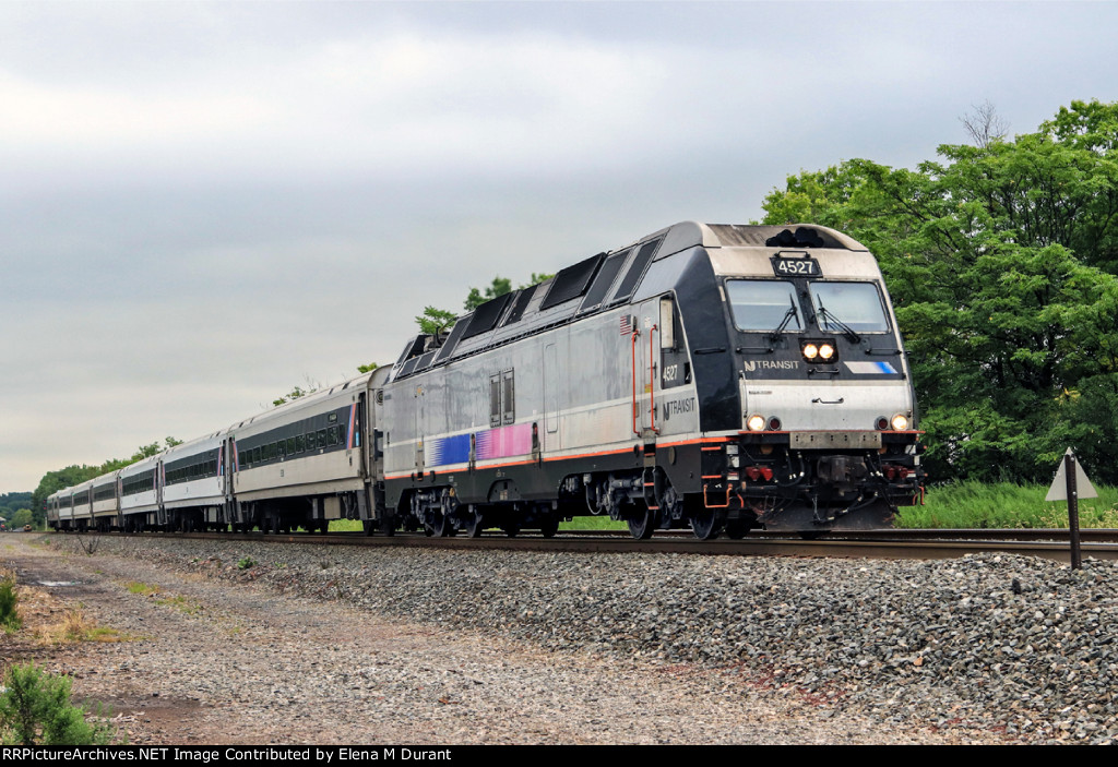 NJT 4527 on train 5513